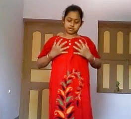 Kanchipuram Tamil super hot village lady flashing her bare figure