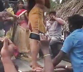 Desi bihari gal dancing bare in public