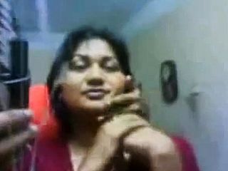 Slippery Indian bhabhi lets her paramour grope her